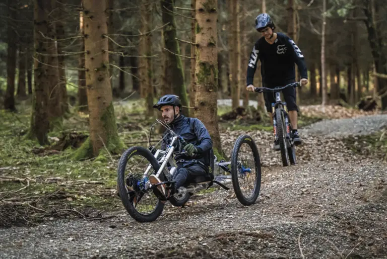 Thomas und Simon am Hoftaltrail – intensiv beim Testen des Scout, um die Performance auf anspruchsvollen Strecken zu perfektionieren.